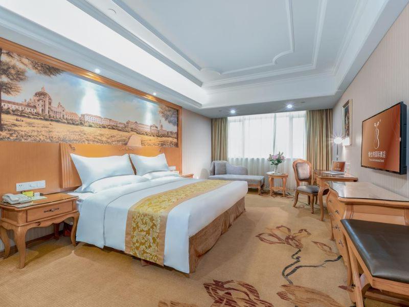 Vienna International Hotel Guigang Hecheng Road Exterior photo
