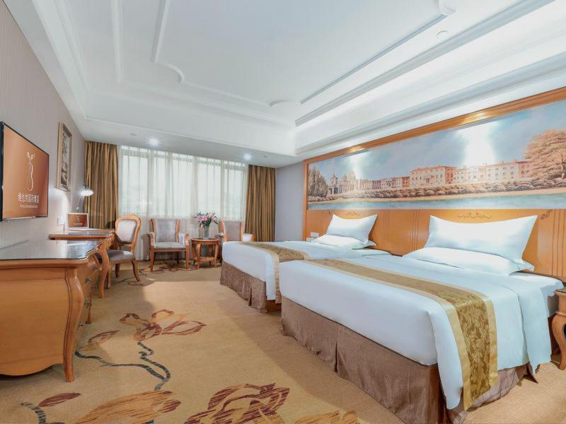Vienna International Hotel Guigang Hecheng Road Exterior photo